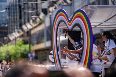 Toronto 'daki 2024 Yıllık Onur Yürüyüşü' ne katılanlar. Toronto, Kanada - 30 Haziran 2024.