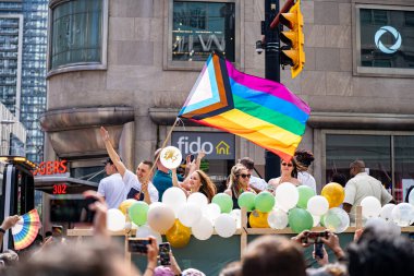 Toronto şehir merkezindeki 2024 Yıllık Onur Yürüyüşü 'nde gökkuşağı bayrağı. Toronto, Kanada - 30 Haziran 2024.