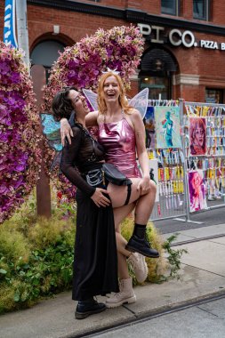 Church Caddesi 'ndeki Onur Haftası Festivali' ndeki çift. Toronto, Kanada - 30 Haziran 2024.