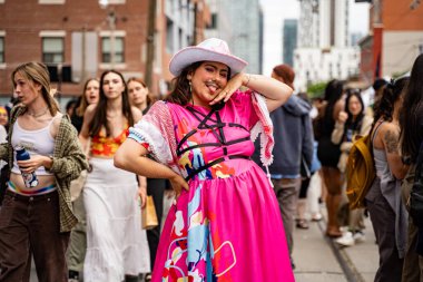 Church Caddesi 'ndeki Onur Haftası Festivali' ndeki insanlar. Toronto, Kanada - 30 Haziran 2024.