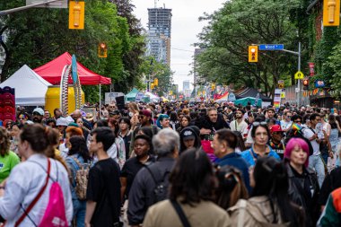 Church Caddesi 'ndeki Onur Haftası Festivali' nde bir sürü insan var. Toronto, Kanada - 30 Haziran 2024.
