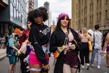 Church Caddesi 'ndeki Onur Haftası Festivali' ndeki çift. Toronto, Kanada - 30 Haziran 2024.