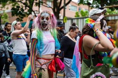 Church Caddesi 'ndeki Onur Haftası Festivali' ndeki insanlar. Toronto, Kanada - 30 Haziran 2024.