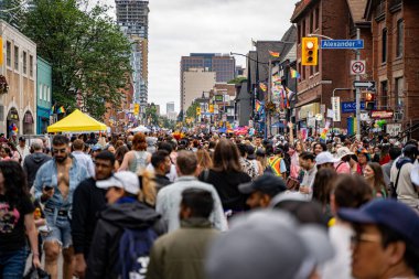 Church Caddesi 'ndeki Onur Haftası Festivali' nde bir sürü insan var. Toronto, Kanada - 30 Haziran 2024.