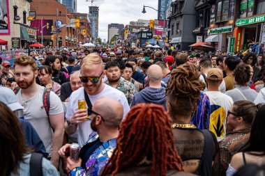 Church Caddesi 'ndeki Onur Haftası Festivali' nde bir sürü insan var. Toronto, Kanada - 30 Haziran 2024.