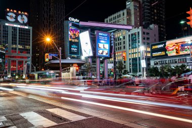 Toronto 'daki Yonge-Dundas Meydanı' nın gece manzarası. Toronto, Kanada - 17 Temmuz 2024.
