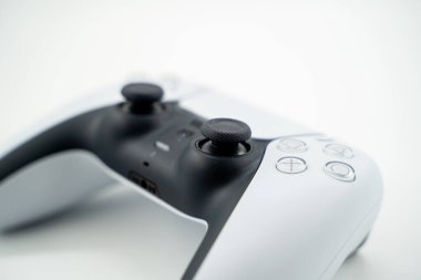 Beyaz kablosuz oyun alanı denetleyici izole edildi.