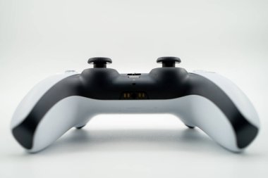 Beyaz kablosuz oyun alanı denetleyici izole edildi.