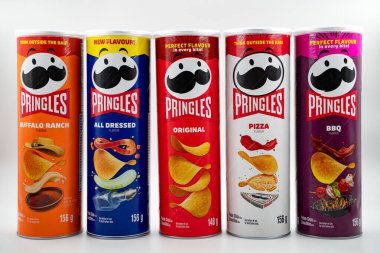 Pringles tarafından izole edilmiş çeşitli aperatifler. Toronto, Kanada - 23 Temmuz 2024.