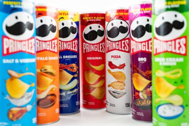 Pringles tarafından izole edilmiş çeşitli aperatifler. Toronto, Kanada - 23 Temmuz 2024.