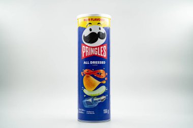Beyaz arka planda bir kutu Pringles All Sressed Flavour patates cipsi izole edilmiş. Toronto, Kanada - 23 Temmuz 2024.