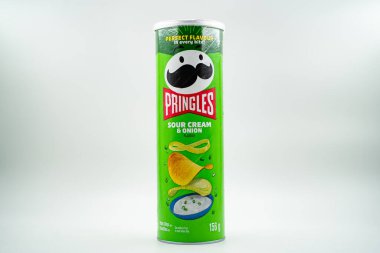 Beyaz arka planda bir tüp Pringles ekşi krema ve soğan aromalı patates cipsi izole edildi. Toronto, Kanada - 23 Temmuz 2024.