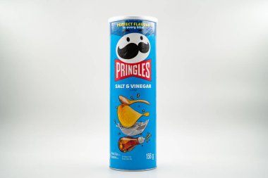 Beyaz arka planda bir kutu Pringles Tuzu ve Sirkeli Patates cipsi izole edilmiş. Toronto, Kanada - 23 Temmuz 2024.