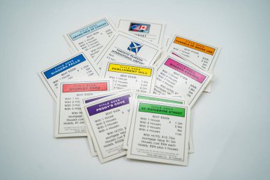 Kanada Monopoly 'nin beyaz arka planda oynanan bir oyununun tapu kartları. Toronto, Kanada - 23 Temmuz 2024.