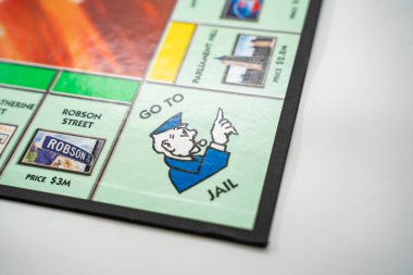 Kanada Monopoly 'de beyaz arka planda oynanan Go To Jail Meydanı. Toronto, Kanada - 23 Temmuz 2024.