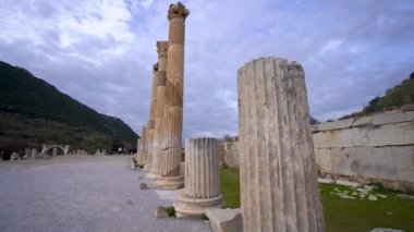 Efes 4K antik kentinde antik sütun harabeleri