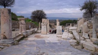 Ephesus 4K antik kentinde turistler. İzmir, Türkiye - 23 Ocak 2024.