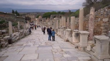 Ephesus 4K antik kentinde turistler. İzmir, Türkiye - 23 Ocak 2024.