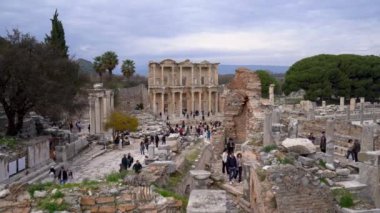 Celsus Kütüphanesi ve Eski Şehir Efes 4K 'da turistler.