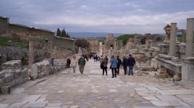Ephesus 4K antik kentinde turistler. İzmir, Türkiye - 23 Ocak 2024.