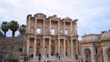Celsus Kütüphanesi, Efes 4K 'da antik bir Roma binasıdır.