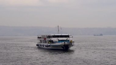 İzmir Körfezi 4K 'de yolcu feribotu