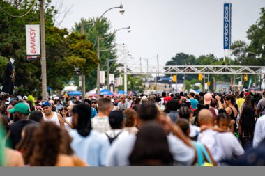 Kuzey Amerika 'nın en büyük sokak festivallerinden biri olan Toronto Karayip Karnavalı Büyük Geçit Töreni' ne katılanlar. Toronto, Kanada - 3 Ağustos 2024.