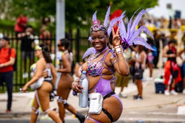 Kuzey Amerika 'nın en büyük sokak festivallerinden biri olan Toronto Karayip Karnavalı Büyük Geçit Töreni' ne katılanlar. Toronto, Kanada - 3 Ağustos 2024.