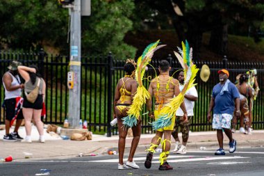Kuzey Amerika 'nın en büyük sokak festivallerinden biri olan Toronto Karayip Karnavalı Büyük Geçit Töreni' ne katılanlar. Toronto, Kanada - 3 Ağustos 2024.