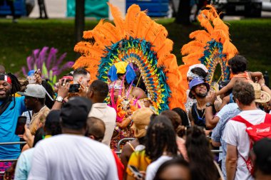 Kuzey Amerika 'nın en büyük sokak festivallerinden biri olan Toronto Karayip Karnavalı Büyük Geçit Töreni' ne katılanlar. Toronto, Kanada - 3 Ağustos 2024.