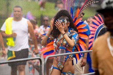 Kuzey Amerika 'nın en büyük sokak festivallerinden biri olan Toronto Karayip Karnavalı Büyük Geçit Töreni' ne katılanlar. Toronto, Kanada - 3 Ağustos 2024.