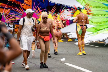 Kuzey Amerika 'nın en büyük sokak festivallerinden biri olan Toronto Karayip Karnavalı Büyük Geçit Töreni' ne katılanlar. Toronto, Kanada - 3 Ağustos 2024.