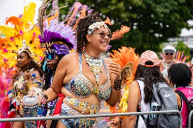 Kuzey Amerika 'nın en büyük sokak festivallerinden biri olan Toronto Karayip Karnavalı Büyük Geçit Töreni' ne katılanlar. Toronto, Kanada - 3 Ağustos 2024.