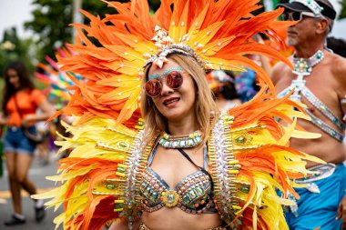 Kuzey Amerika 'nın en büyük sokak festivallerinden biri olan Toronto Karayip Karnavalı Büyük Geçit Töreni' ne katılanlar. Toronto, Kanada - 3 Ağustos 2024.