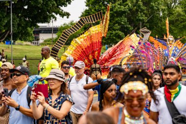 Kuzey Amerika 'nın en büyük sokak festivallerinden biri olan Toronto Karayip Karnavalı Büyük Geçit Töreni' ne katılanlar. Toronto, Kanada - 3 Ağustos 2024.