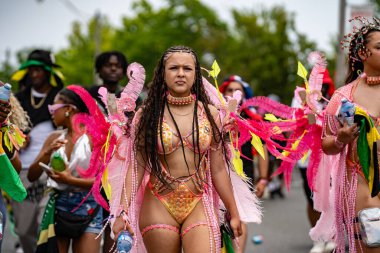 Renkli kostümler giymiş maskeli ve dansçılar Toronto Karayipler Karnavalı 'na katılıyor. Toronto, Kanada - 3 Ağustos 2024.