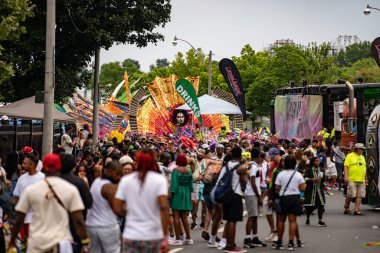 Renkli kostümler giymiş maskeli ve dansçılar Toronto Karayipler Karnavalı 'na katılıyor. Toronto, Kanada - 3 Ağustos 2024.