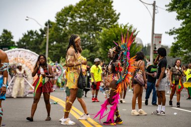 Renkli kostümler giymiş maskeli ve dansçılar Toronto Karayipler Karnavalı 'na katılıyor. Toronto, Kanada - 3 Ağustos 2024.
