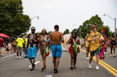 Renkli kostümler giymiş maskeli ve dansçılar Toronto Karayipler Karnavalı 'na katılıyor. Toronto, Kanada - 3 Ağustos 2024.
