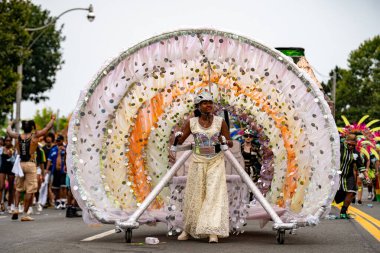 Renkli kostümler giymiş maskeli ve dansçılar Toronto Karayipler Karnavalı 'na katılıyor. Toronto, Kanada - 3 Ağustos 2024.