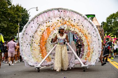 Renkli kostümler giymiş maskeli ve dansçılar Toronto Karayipler Karnavalı 'na katılıyor. Toronto, Kanada - 3 Ağustos 2024.
