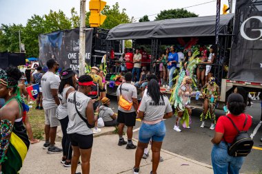 Renkli kostümler giymiş maskeli ve dansçılar Toronto Karayipler Karnavalı 'na katılıyor. Toronto, Kanada - 3 Ağustos 2024.