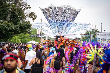 Renkli kostümler giymiş maskeli ve dansçılar Toronto Karayipler Karnavalı 'na katılıyor. Toronto, Kanada - 3 Ağustos 2024.