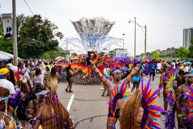 Renkli kostümler giymiş maskeli ve dansçılar Toronto Karayipler Karnavalı 'na katılıyor. Toronto, Kanada - 3 Ağustos 2024.