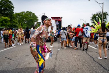 Renkli kostümler giymiş maskeli ve dansçılar Toronto Karayipler Karnavalı 'na katılıyor. Toronto, Kanada - 3 Ağustos 2024.