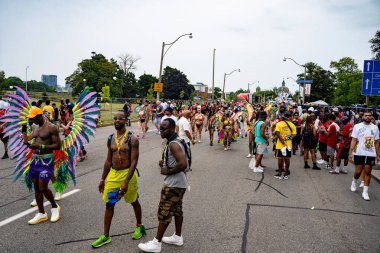 Renkli kostümler giymiş maskeli ve dansçılar Toronto Karayipler Karnavalı 'na katılıyor. Toronto, Kanada - 3 Ağustos 2024.