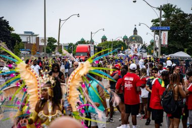 Renkli kostümler giymiş maskeli ve dansçılar Toronto Karayipler Karnavalı 'na katılıyor. Toronto, Kanada - 3 Ağustos 2024.