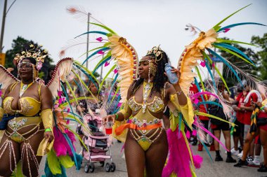 Renkli kostümler giymiş maskeli ve dansçılar Toronto Karayipler Karnavalı 'na katılıyor. Toronto, Kanada - 3 Ağustos 2024.