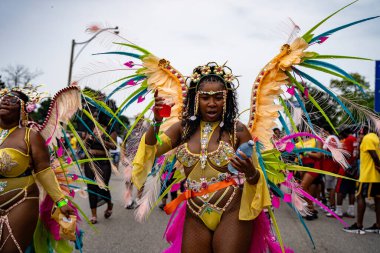 Renkli kostümler giymiş maskeli ve dansçılar Toronto Karayipler Karnavalı 'na katılıyor. Toronto, Kanada - 3 Ağustos 2024.