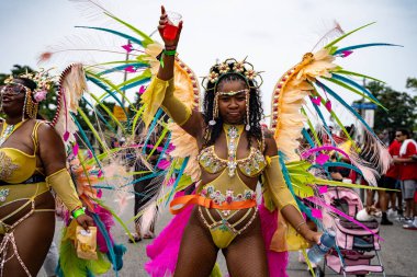 Renkli kostümler giymiş maskeli ve dansçılar Toronto Karayipler Karnavalı 'na katılıyor. Toronto, Kanada - 3 Ağustos 2024.
